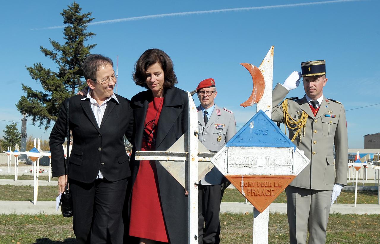 Die damalige deutsche Botschafterin in Mazedonien, Gudrun Elisabeth Steinacker (L) mit ihrer französischen Amtskollegin Laurence Auer (2-L) im Jahr 2013 bei einer Gedenkveranstaltung zum Jahrestag des Endes des Ersten Weltkriegs