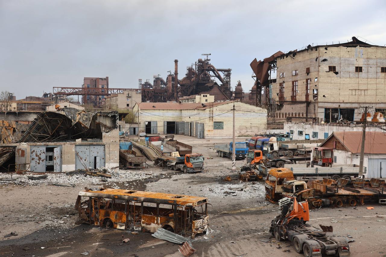 Zerstörte Fahrzeuge in Mariupol vor einem Eisen- und Stahlwerk, Ukraine 

