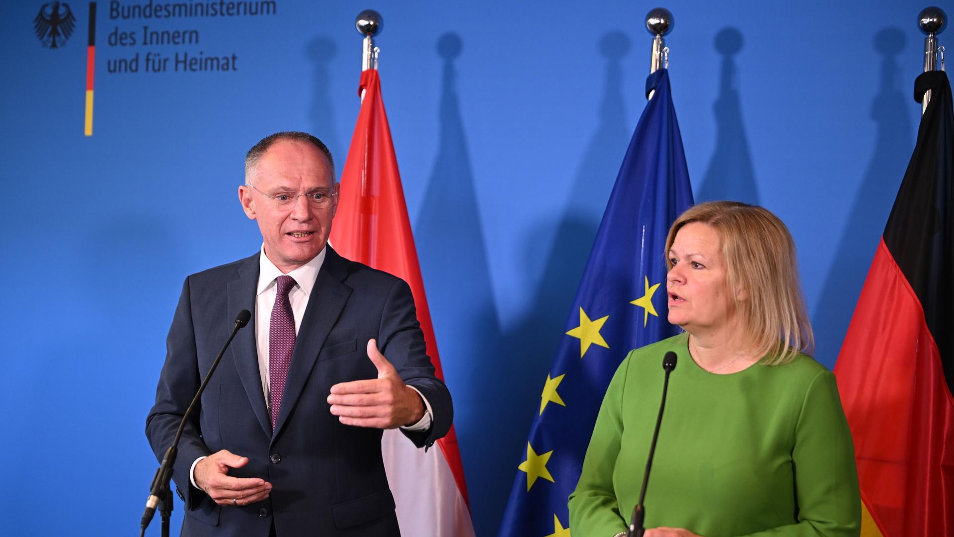 Nancy Faeser, Bundesministerin des Innern und Heimat, und ihr österreichischer Amtskollege Gerhard Karner, geben eine gemeinsame Pressekonferenz. Nancy Faeser, Bundesministerin des Innern und Heimat, und ihr österreichischer Amtskollege Gerhard Karner, geben eine gemeinsame Pressekonferenz.