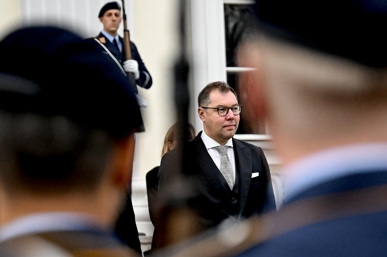 Oleksii Makeiev, neuer Botschafter der Ukraine, steht im Schloss Bellevue in Berlin vor dem angetretenen Wachbataillon der Bundeswehr.