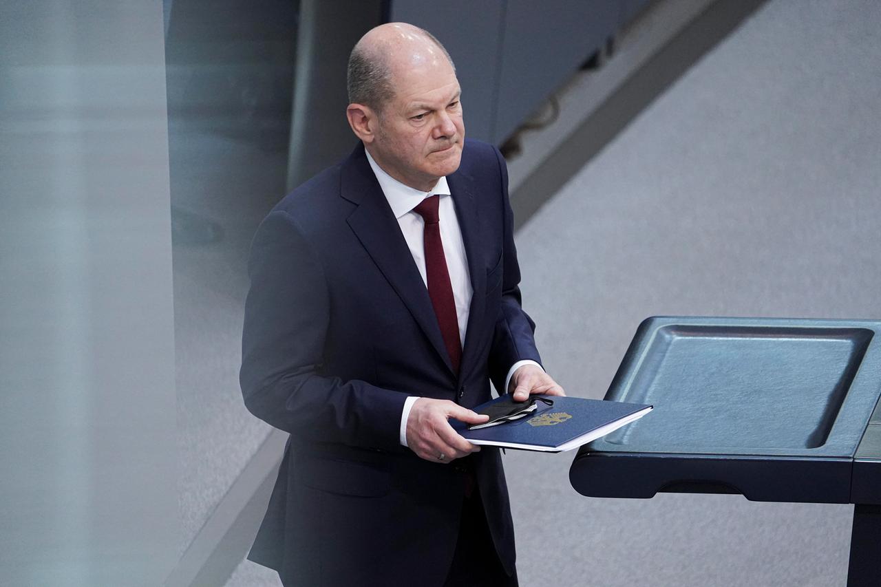  Bundeskanzler Olaf Scholz (SPD) im Portrait bei seiner Regierungserklaerung im Rahmen der "Sondersitzung aus Anlass des von Russland voelkerrechtswidrig begonnenen Krieg gegen die Ukraine" während der 19. Sitzung des Deutschen Bundestag in Berlin am 27. Februar 2022.