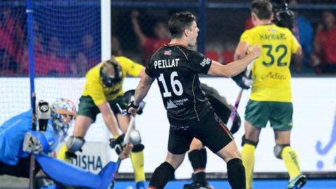 Hockey-WM in Indien: Australien - Deutschland, Finalrunde, Halbfinale: Gonzalo Peillat (vorne) aus Deutschland erzielt den Treffer zum 1:2 .