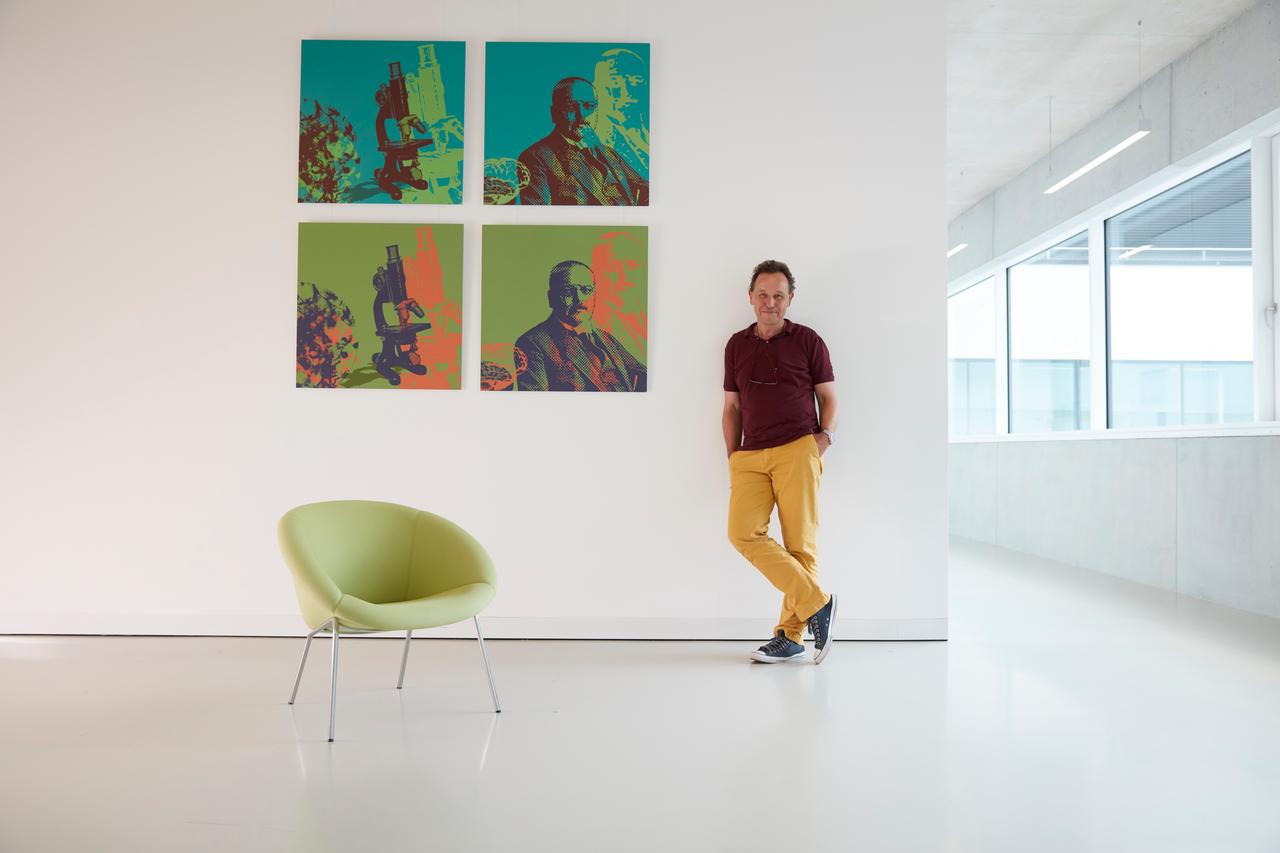 Prof. Christian Haass ist Leiter des Forschungslabors für Neurodegenerative Erkrankungen an der Ludwig-Maximilians-Universität München. Auf dem Bild steht er neben einem Gemälde, das Alois Alzheimer und dessen Mikroskop zeigt. Prof. Christian Haass ist Leiter des Forschungslabors für Neurodegenerative Erkrankungen an der Ludwig-Maximilians-Universität München. Auf dem Bild steht er neben einem Gemälde, das Alois Alzheimer und dessen Mikroskop zeigt.