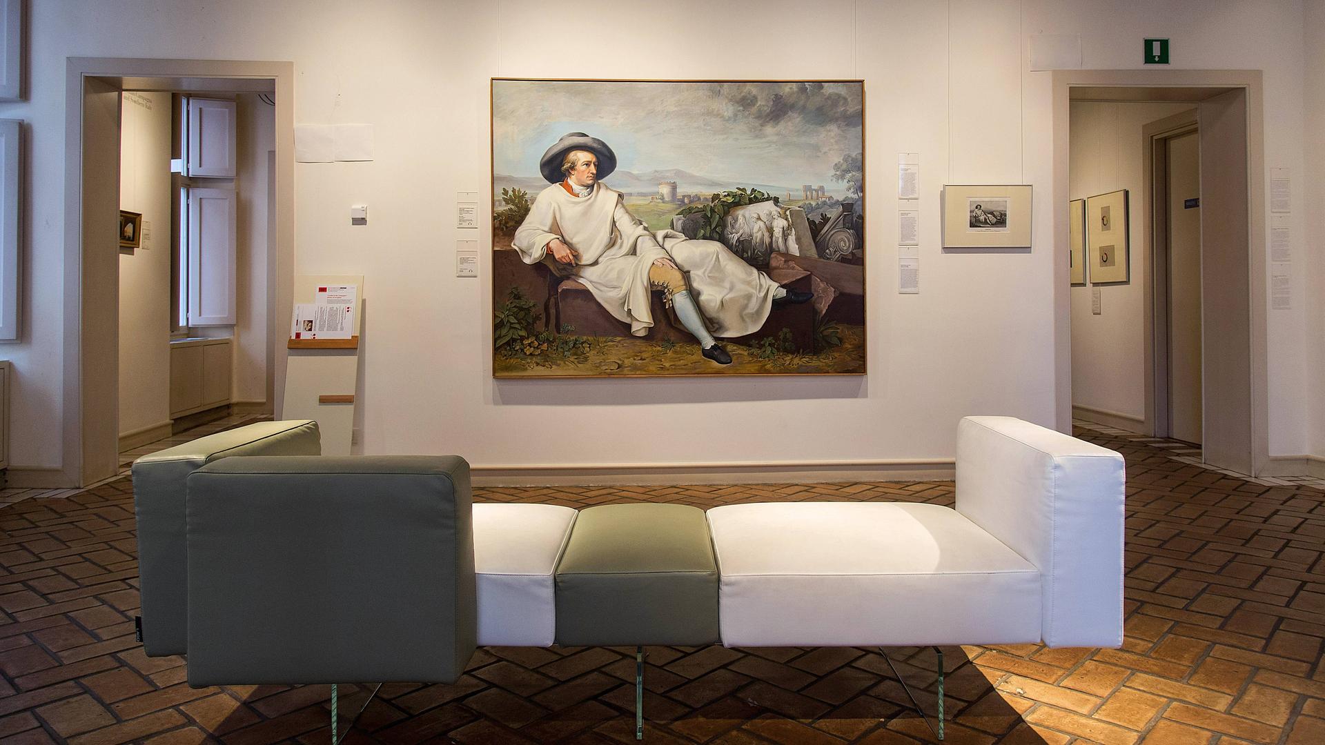 Im Museum Casa di Goethe in Rom hängt eine Kopie des Gemäldes Goethe in der Campagna. Zu sehen ist hier der Ausstellungsraum mit einem Sitzmöbel im Vordergrund. 