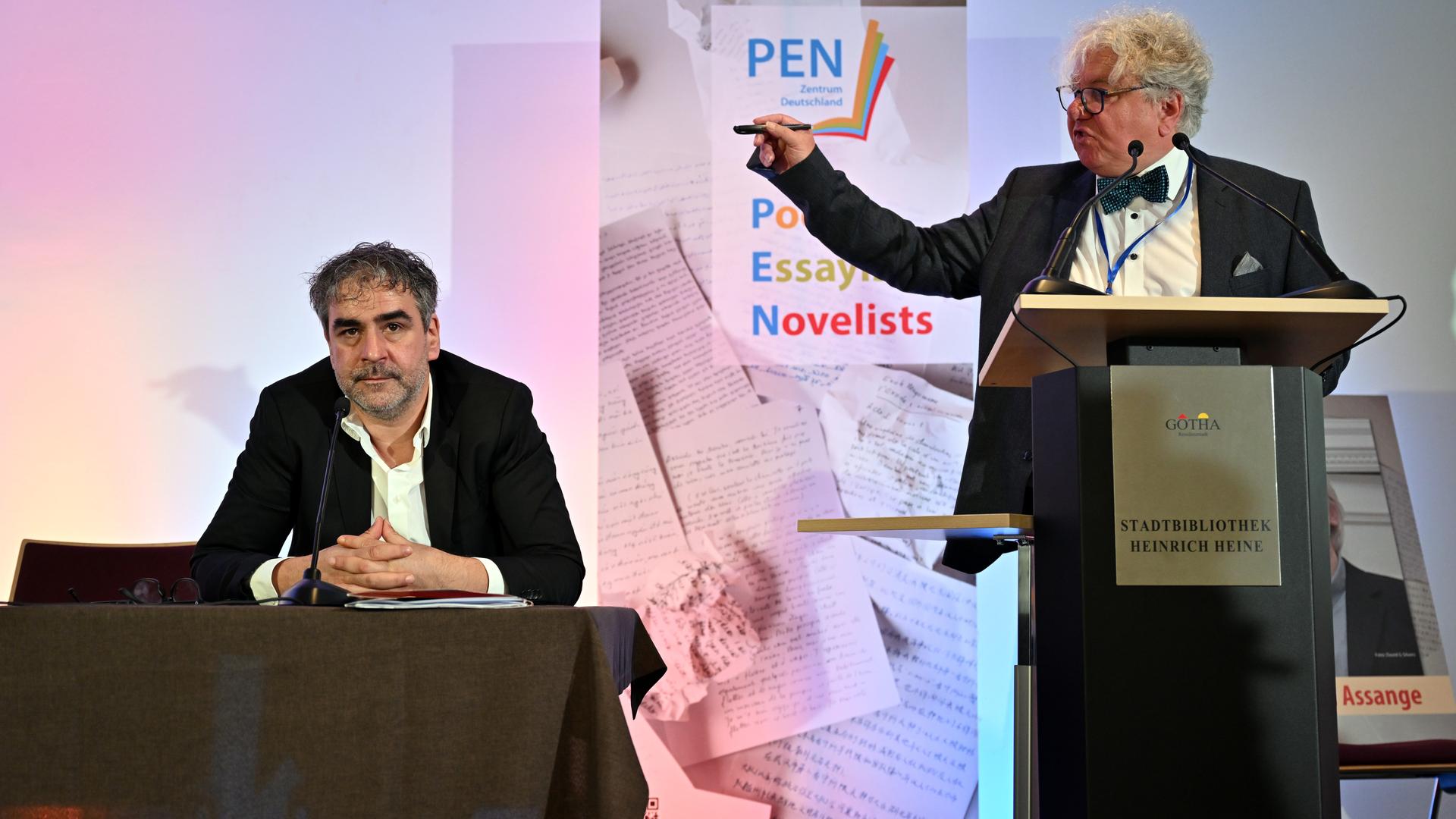 Deniz Yücel links Christoph Nix auf bei der Sitzung von dem Schriftsteller-Verband PEN. Deniz Yücel links Christoph Nix auf bei der Sitzung von dem Schriftsteller-Verband PEN.