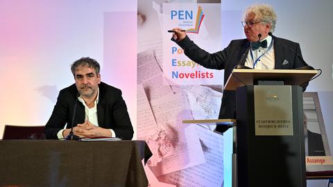 Deniz Yücel (li.) und Christoph Nix auf dem Podium bei der PEN-Tagung 2022 in Gotha.