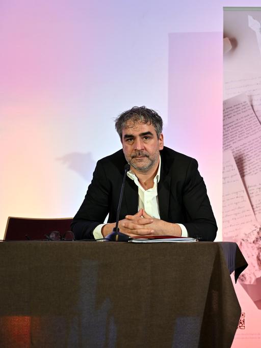 Deniz Yücel (li.) und Christoph Nix auf dem Podium bei der PEN-Tagung 2022 in Gotha.