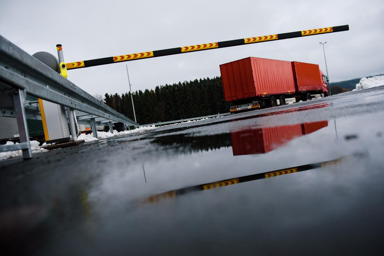 Ein LKW und eine Schranke spiegeln sich auf einem LKW-Parkplatz eines Autohofs bei Thiersheim (Bayern) in einer Pfütze. Ein LKW und eine Schranke spiegeln sich auf einem LKW-Parkplatz eines Autohofs bei Thiersheim (Bayern) in einer Pfütze.