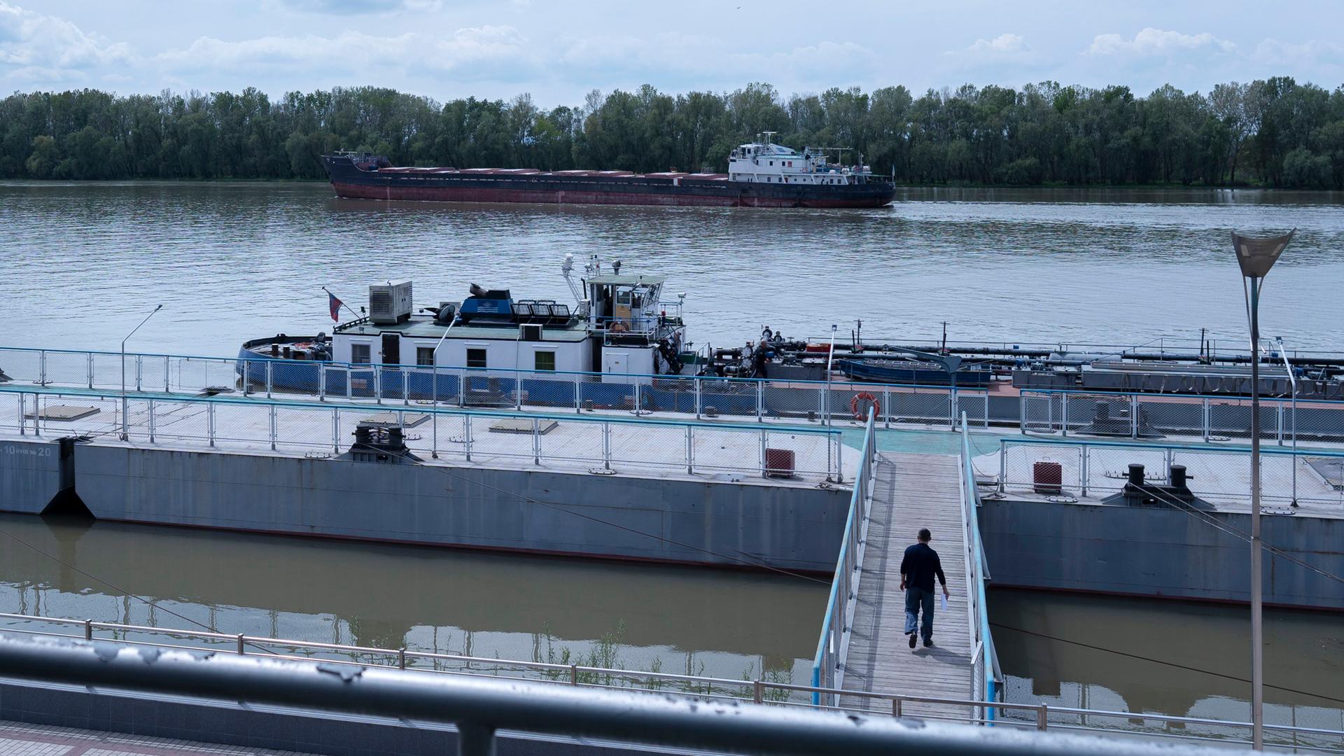 Ukraine, Ismajil: Ein Frachtschiff transportiert Getreide. Beamte aus den USA und Europa haben den ukrainischen Südhafen von Ismajil besichtigt, der wichtig für ukrainische Getreideexporte ist.