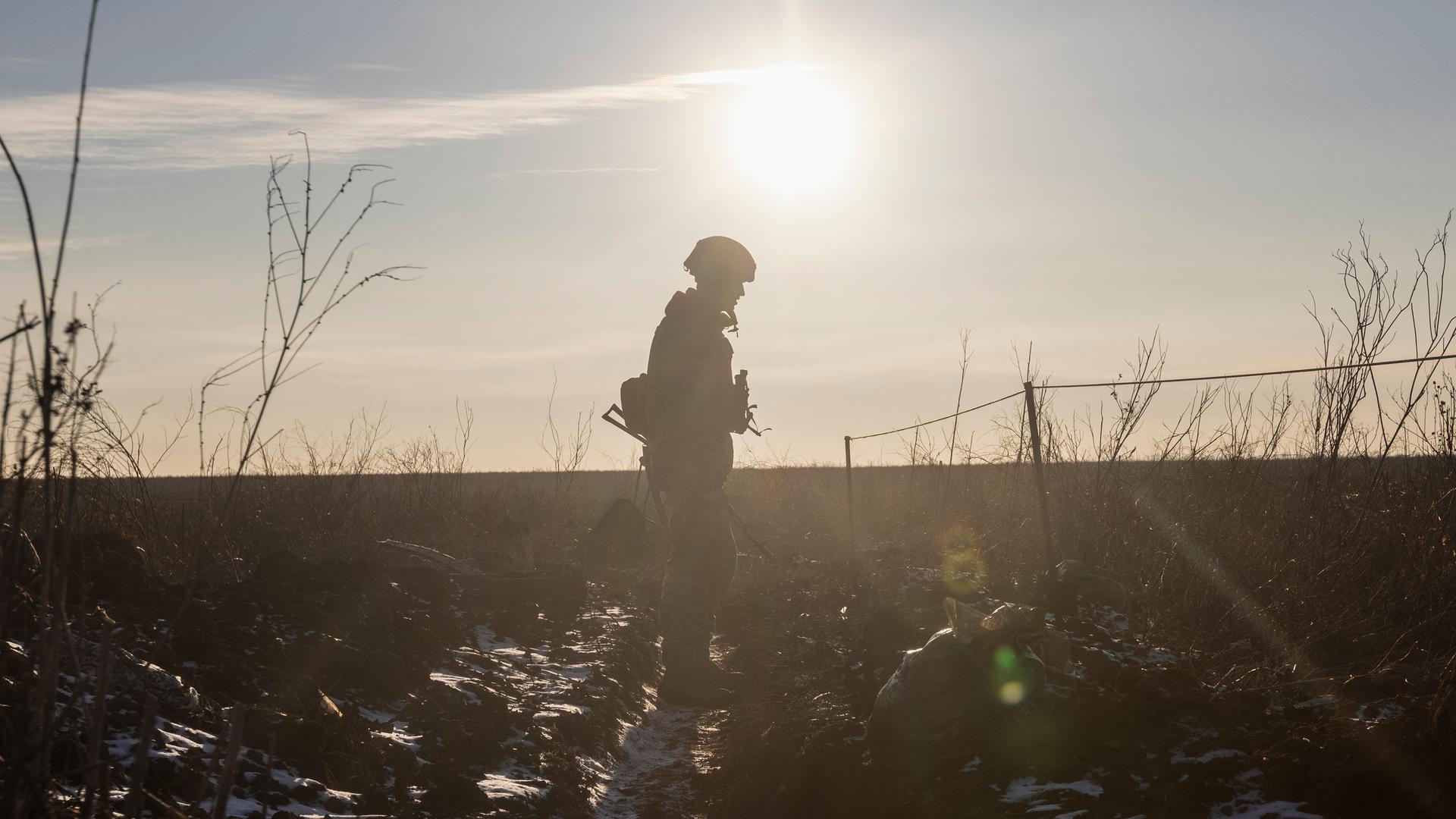 Ukrainischer Soldat in Mariupol im Gegenlicht Ukrainischer Soldat in Mariupol im Gegenlicht