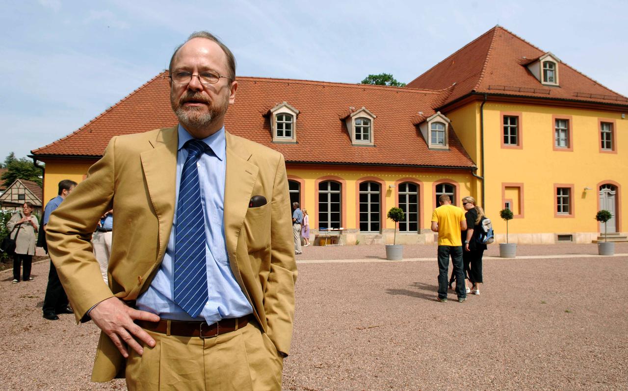 Der Literatur-Wissenschaftler und Mäzen Jan Philipp Reemtsma steht im Juni 2005 vor dem Wielandgut in Oßmannstedt bei Weimar. Wielandforscher Reemtsma hatte die 1,8 Millionen Euro teure Sanierung unterstützt. Neben einem Museum beherbergt das Wielandgut eine Wieland-Forschungsstelle und eine Bildungsstätte