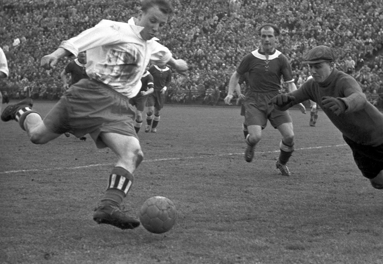 Uwe Seeler (HSV) im Angriff auf das Sodinger Tor. Sodingens Torwart Sawitzki sicherte sich den Ball. Uwe Seeler (HSV) im Angriff auf das Sodinger Tor. Sodingens Torwart Sawitzki sicherte sich den Ball.
