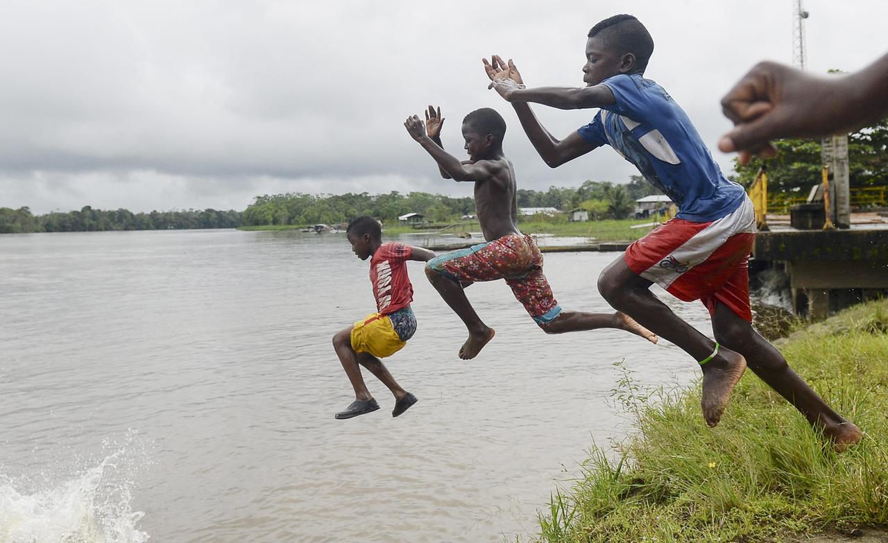 Kinder springen in den Fluss Atrato.