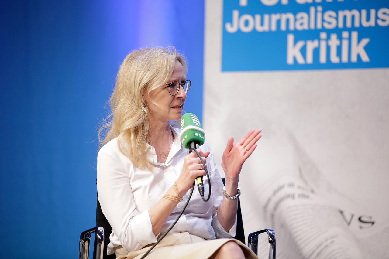 Bettina Schmieding, Leiterin der Deutschlandfunk-Medienredaktion spricht in ein Mikrofon