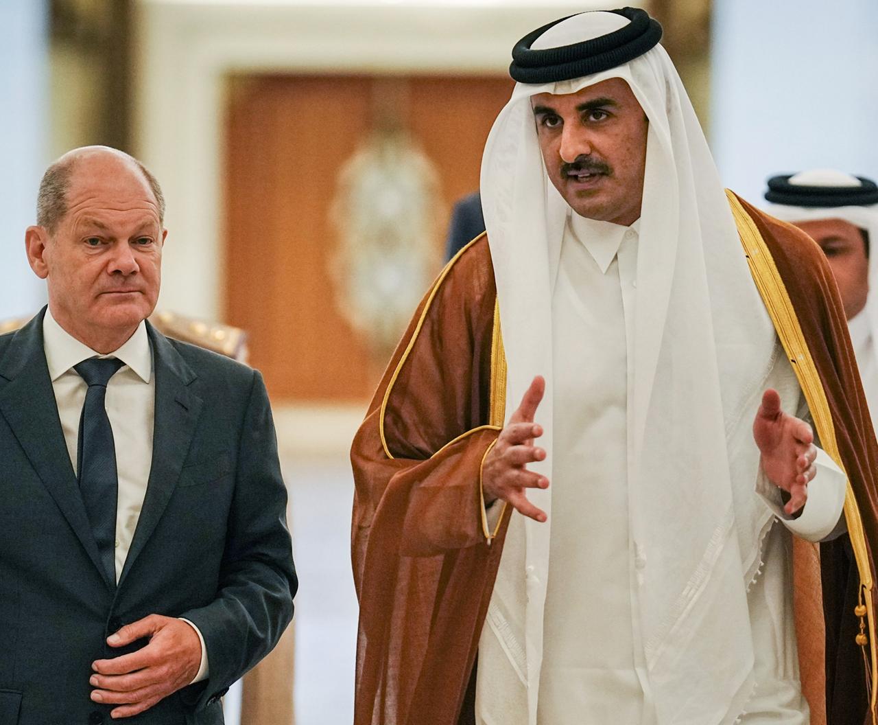 Bundeskanzler Olaf Scholz (l.) und der Emir von Katar, Tamim bin Hamad Al Thani Bundeskanzler Olaf Scholz (l.) und der Emir von Katar, Tamim bin Hamad Al Thani