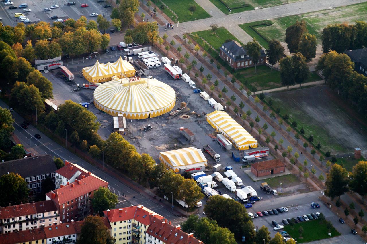 Zirkusspielort vor dem Schloss in Münster Zirkusspielort vor dem Schloss in Münster