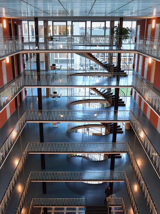 Der Innenhof des Landgericht Muenchen I am Lenbachplatz 7. Das Foto zeigt mehrere Ebenen mit Geländer und die Treppen zwischen den verschiedenen Ebenen.
