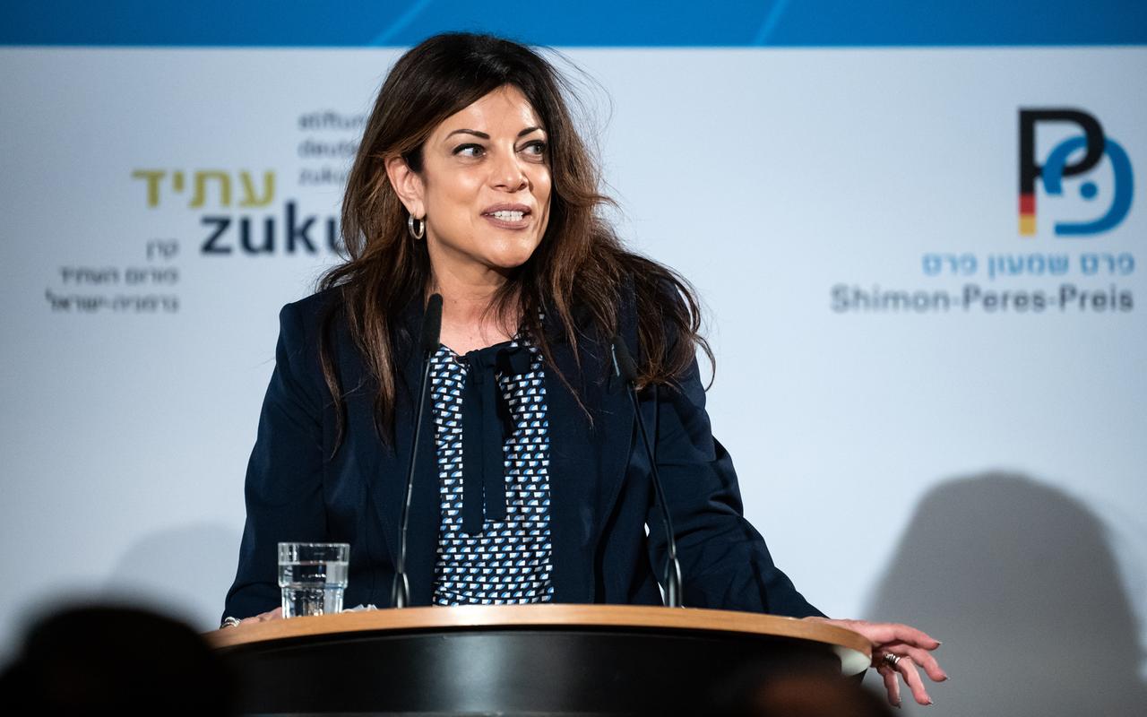 Alice Brauner, Mitglied der Jury, stellt bei der Verleihung des Shimon-Peres-Preises im Roten Rathaus die Preisträger vor. Alice Brauner, Mitglied der Jury, stellt bei der Verleihung des Shimon-Peres-Preises im Roten Rathaus die Preisträger vor.