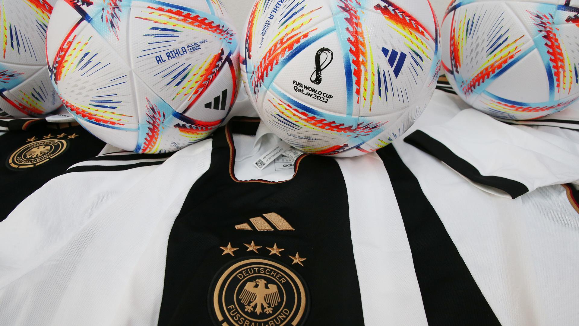 Spielbälle zur Fußball WM 2022 und Trikots der Deutschen Nationalmannschaft