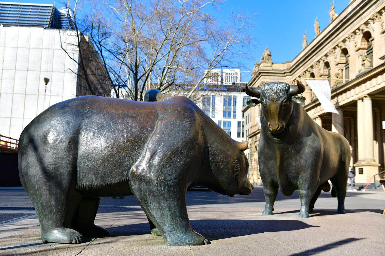 Bulle und Bär vor der Frankfurter Börse. Bulle und Bär vor der Frankfurter Börse.
