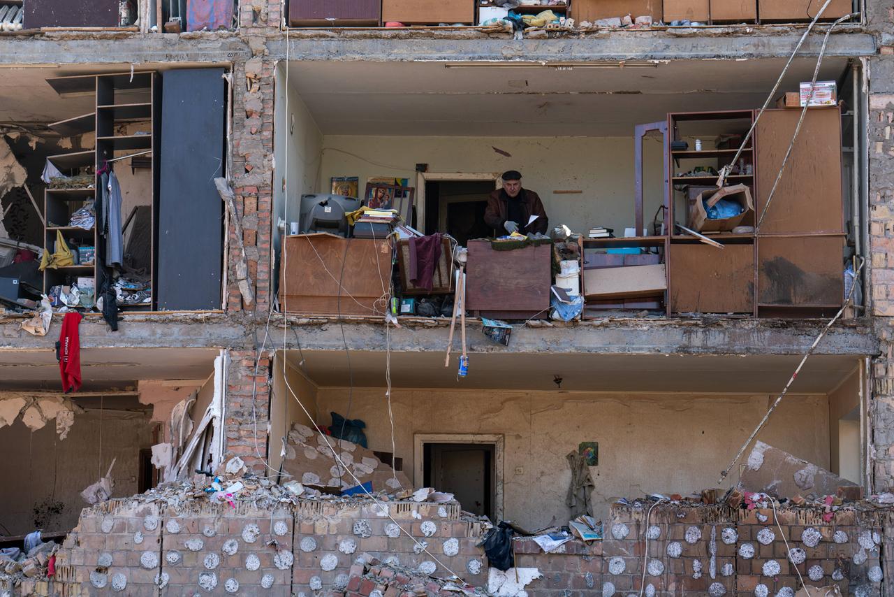 Die Wand eines Wohnhauses in Kiew ist nach einen Raketenangriff wegggerissen. Der fast 70-jährige Pavil wirft Trümmer aus seinem Wohnhaus im zweiten Stock. Die Wand eines Wohnhauses in Kiew ist nach einen Raketenangriff wegggerissen. Der fast 70-jährige Pavil wirft Trümmer aus seinem Wohnhaus im zweiten Stock.