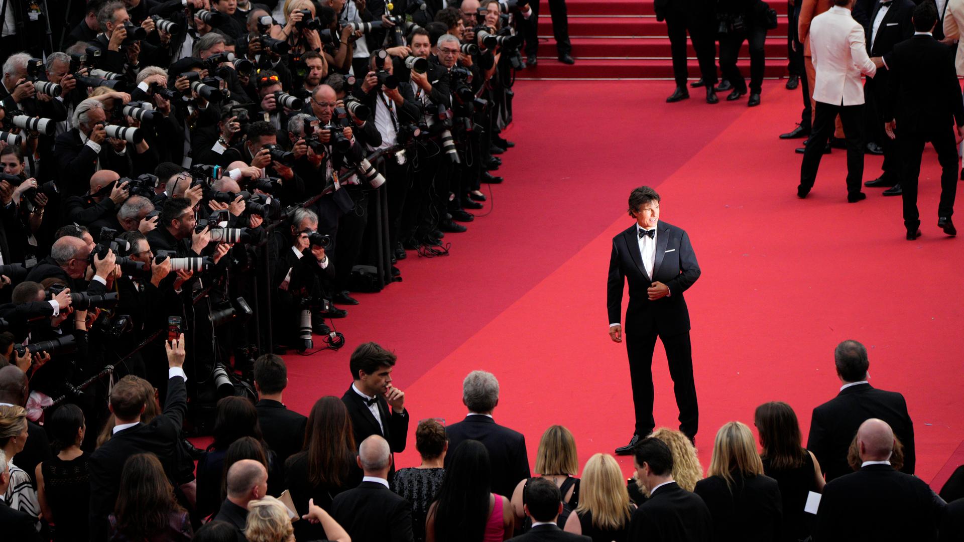 Tom Cruise steht in Cannes vor Fotografen. Tom Cruise steht in Cannes vor Fotografen.