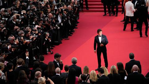 Tom Cruise posiert vor Fotografen auf dem Roten Teppich von Cannes.