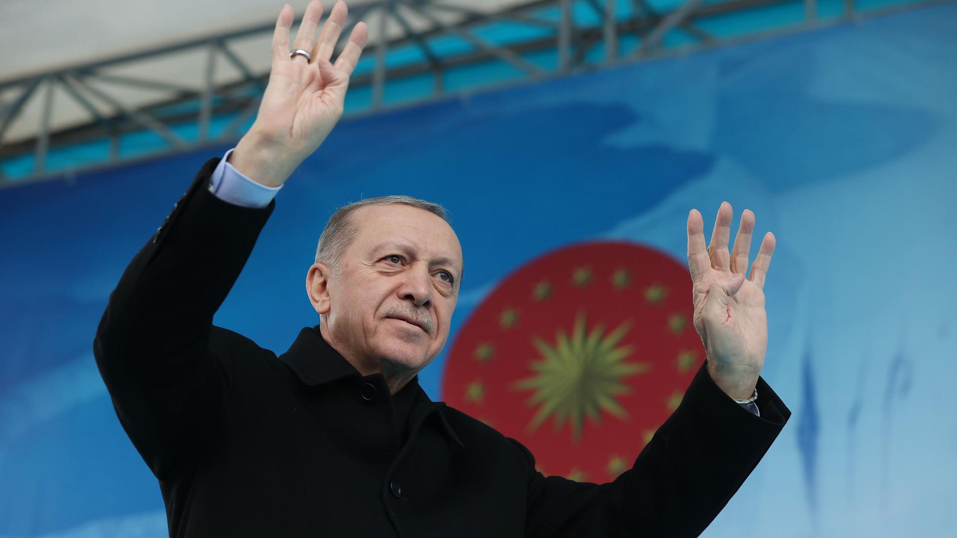Der türkische Präsident Recep Tayyip Erdogan grüßt seine Anhänger Der türkische Präsident Recep Tayyip Erdogan grüßt seine Anhänger
