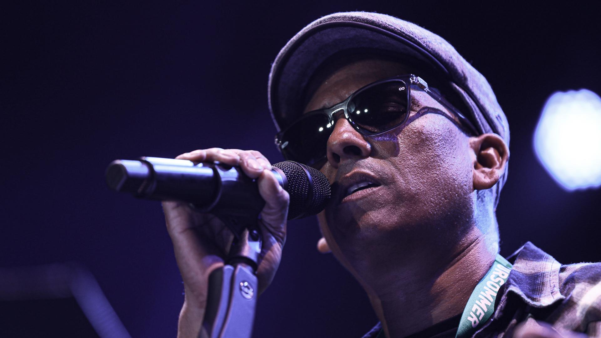 Der Sänger Xavier Naidoo singt mit dunkler Sonnenbrille im Gesicht live beim Giessener Kultursommer 2019 in ein Mikrofon. Der Sänger Xavier Naidoo singt mit dunkler Sonnenbrille im Gesicht live beim Giessener Kultursommer 2019 in ein Mikrofon.