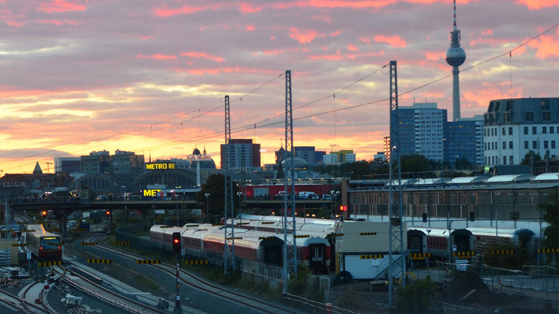 Abendaufnahme Berlin Friedrichshain-Kreuzberg mit Modersohnbrücke auf den S- und Fernbahnverkehr im Berliner Bezirk Friedrichshain-Kreuzberg Richtung S-Bahnhof Warschauer Straße. Abendaufnahme Berlin Friedrichshain-Kreuzberg mit Modersohnbrücke auf den S- und Fernbahnverkehr im Berliner Bezirk Friedrichshain-Kreuzberg Richtung S-Bahnhof Warschauer Straße.