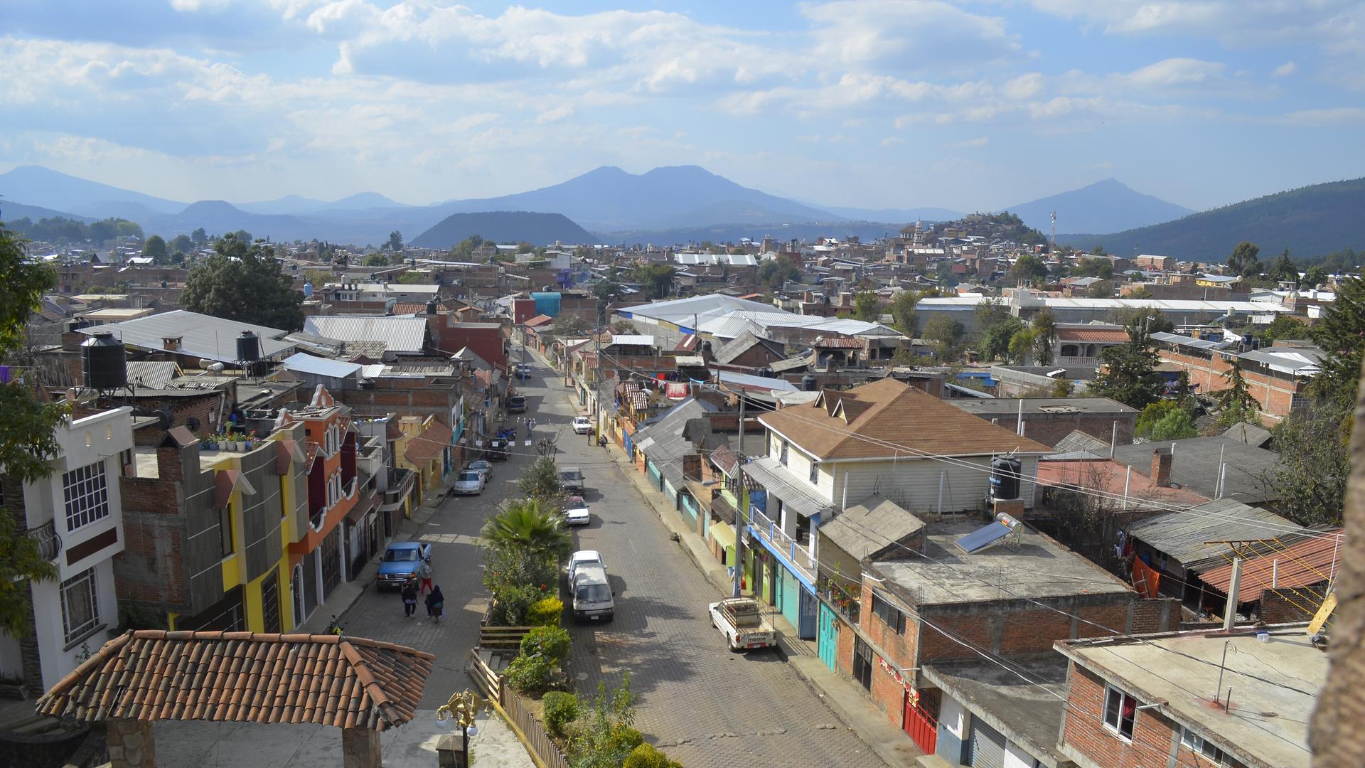 Panoramablick mit Häusern und Straßen auf die Stadt Cherán.