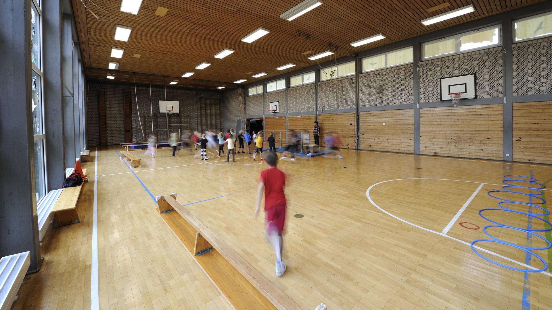 Eine kleine Turnhalle mit Kindern beim Sport. Eine kleine Turnhalle mit Kindern beim Sport.