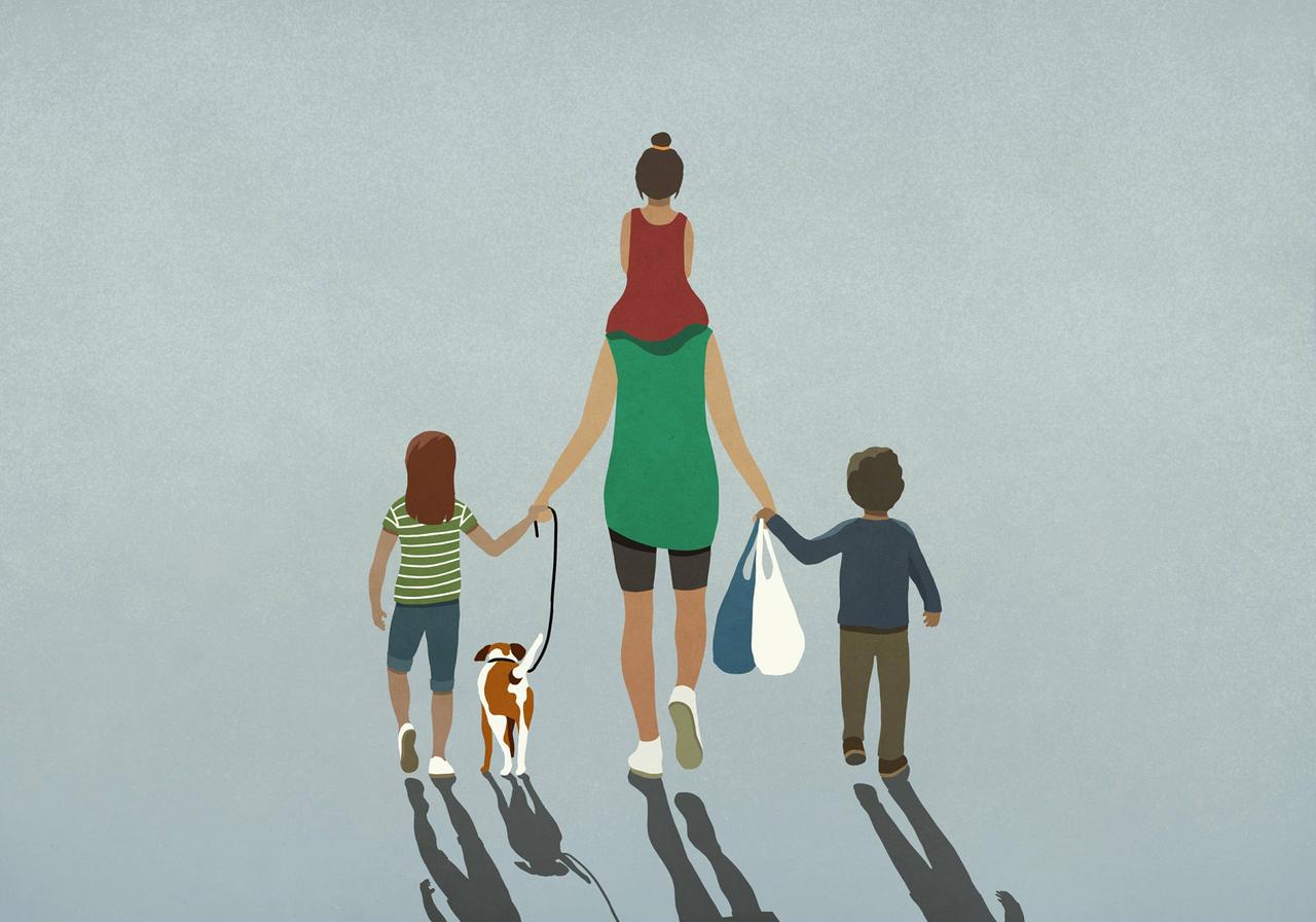 Illustration: Eine Mutter trägt ein Kind auf der Schulter und sie hat Einkaufstaschen in der Hand. Rechts und links von ihr sind zwei weitere Kinder an ihrer Hand und ein Hund an der Leine.