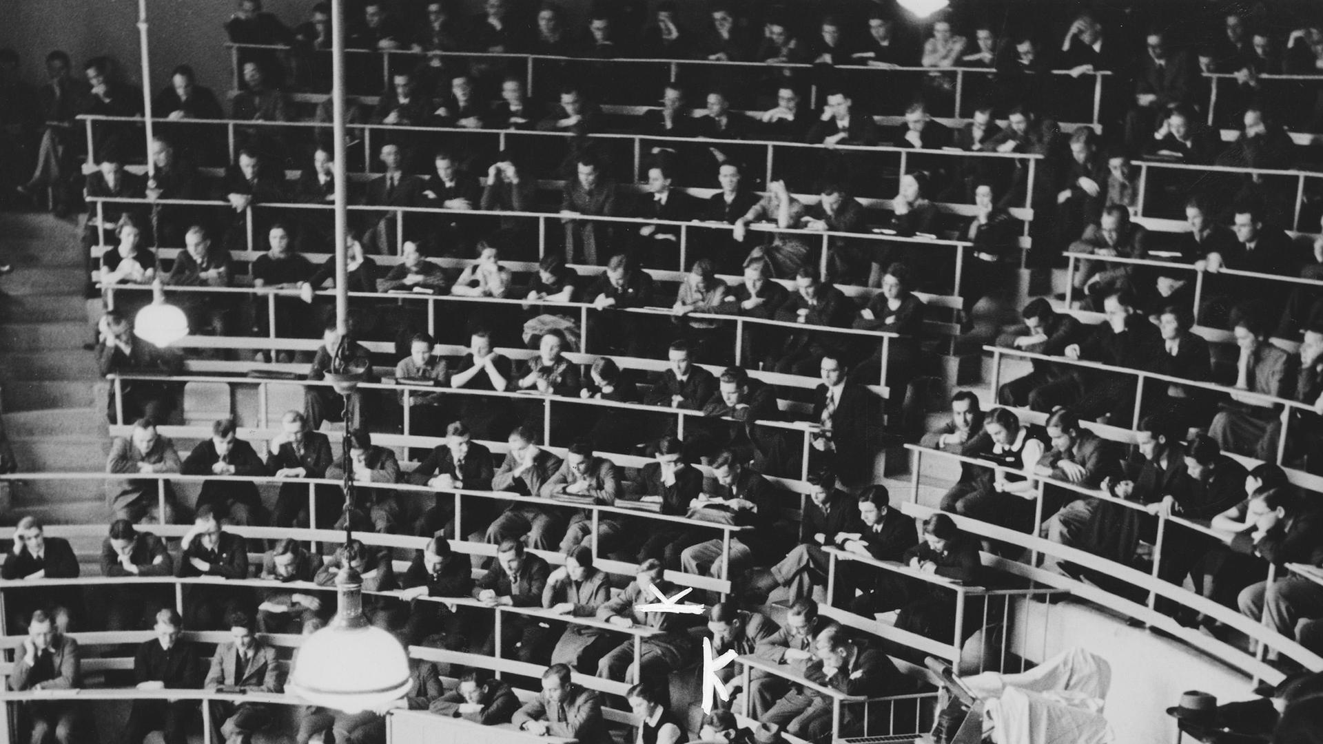 Medizinstudenten im Hörsaal der Charite in Berlin, circa 1935 Medizinstudenten im Hörsaal der Charite in Berlin, circa 1935
