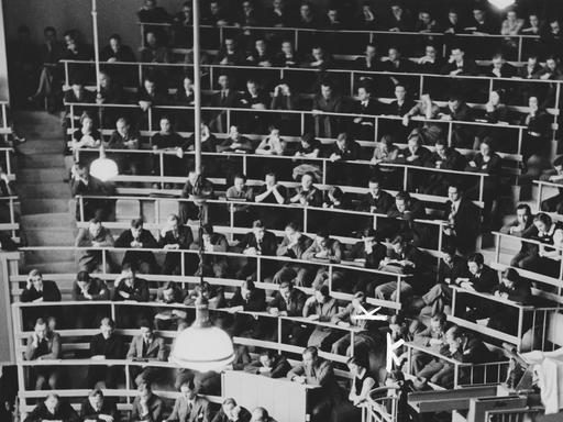 Medizinstudenten im Hörsaal der Charite in Berlin, circa 1935