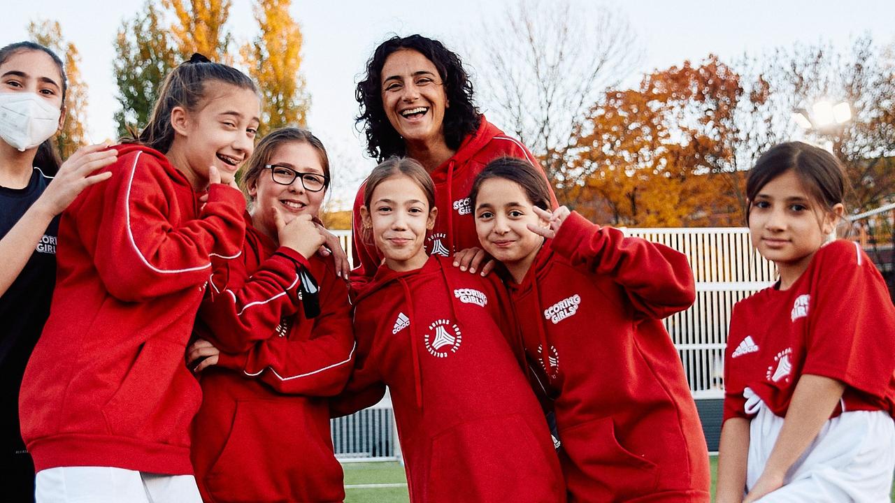 Tugba Tekkal mit den "Scoring Girls" Tugba Tekkal mit den "Scoring Girls"
