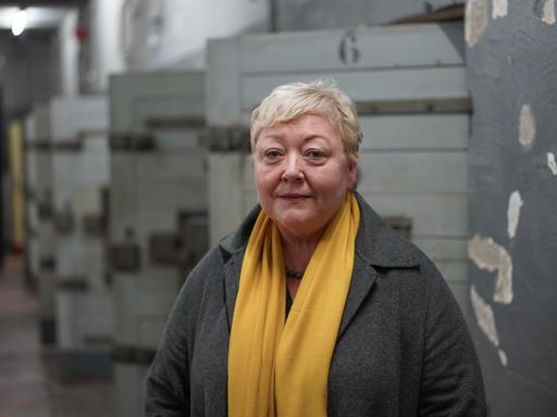 Evelyn Zupke steht bei einem Besuch im ehemaligen DDR-Gefängnis in der Keibelstraße vor geöffneten Türen der ehemaligen Gefängniszellen.
