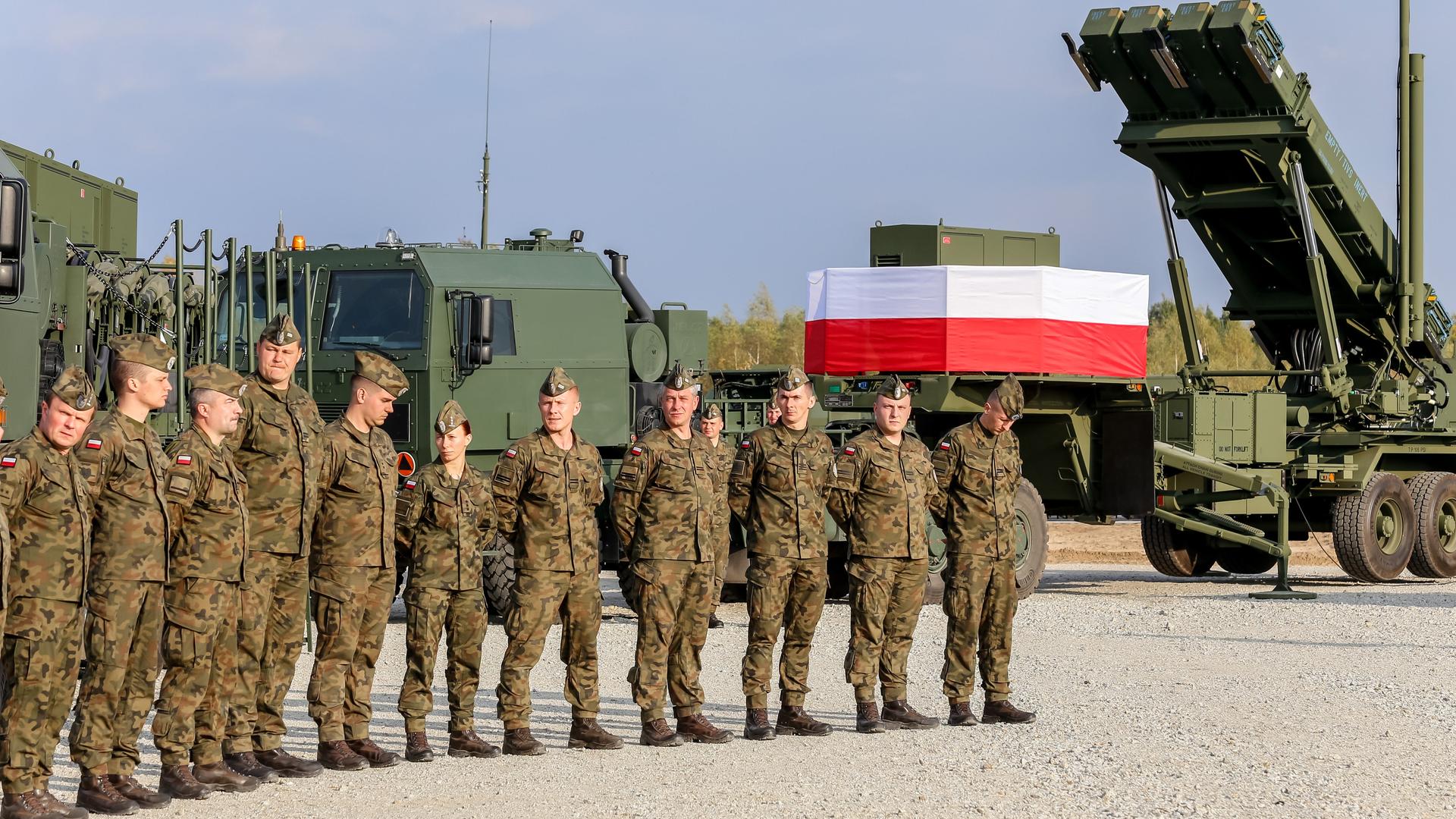 Polnische Soldaten stehen vor einem Flugabwehrsystem des Typs Patriot bei einem Training in Torun. Polnische Soldaten stehen vor einem Flugabwehrsystem des Typs Patriot bei einem Training in Torun.