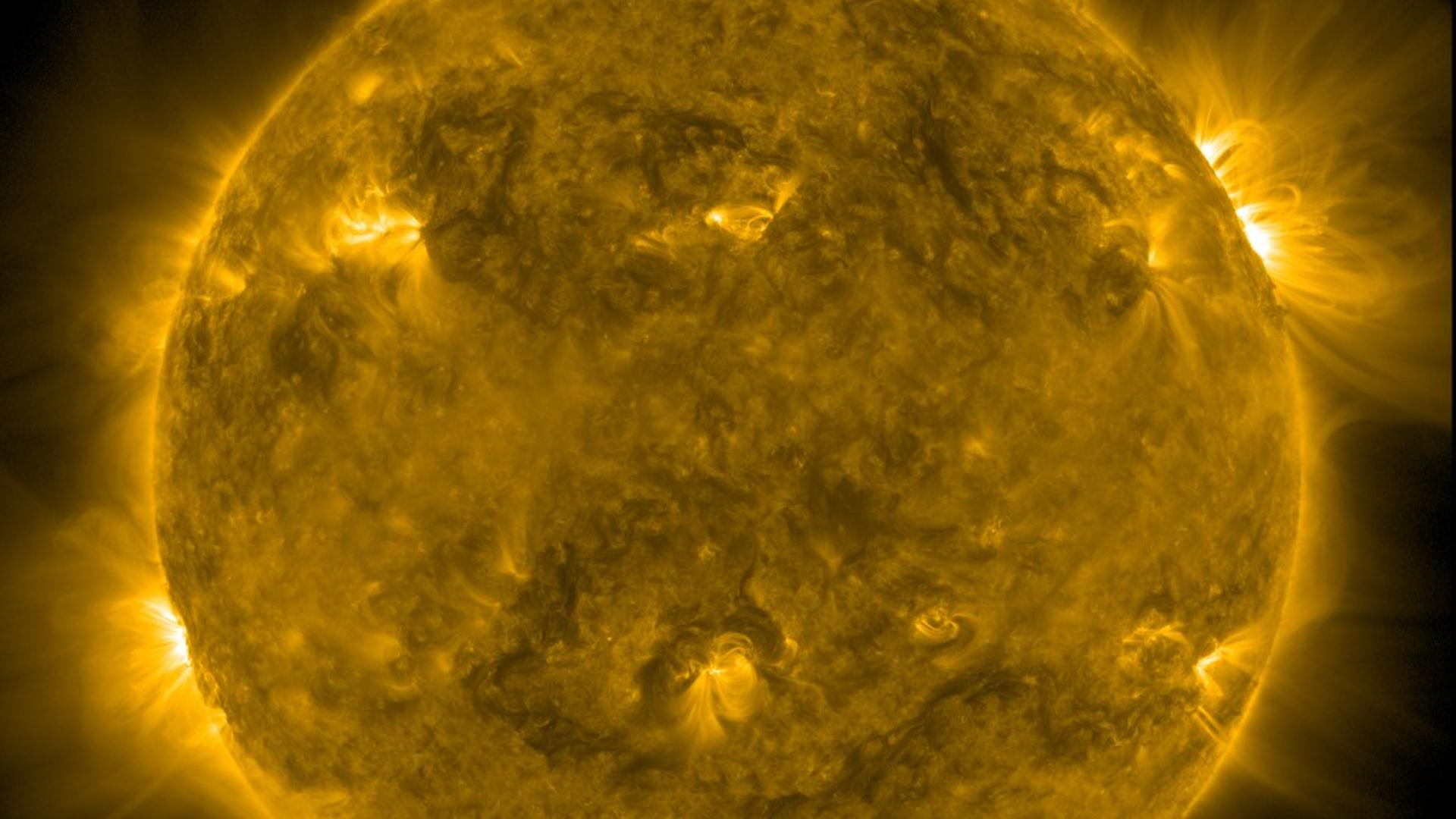 Die Sonne ist ein sehr aktiver Stern und schleudert immer wieder riesige Wolken mit energiereichen Teilchen in den Weltraum Die Sonne ist ein sehr aktiver Stern und schleudert immer wieder riesige Wolken mit energiereichen Teilchen in den Weltraum