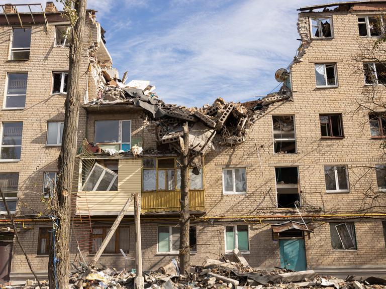 Ein zerstörtes Wohnhaus in der Stadt Bachmut