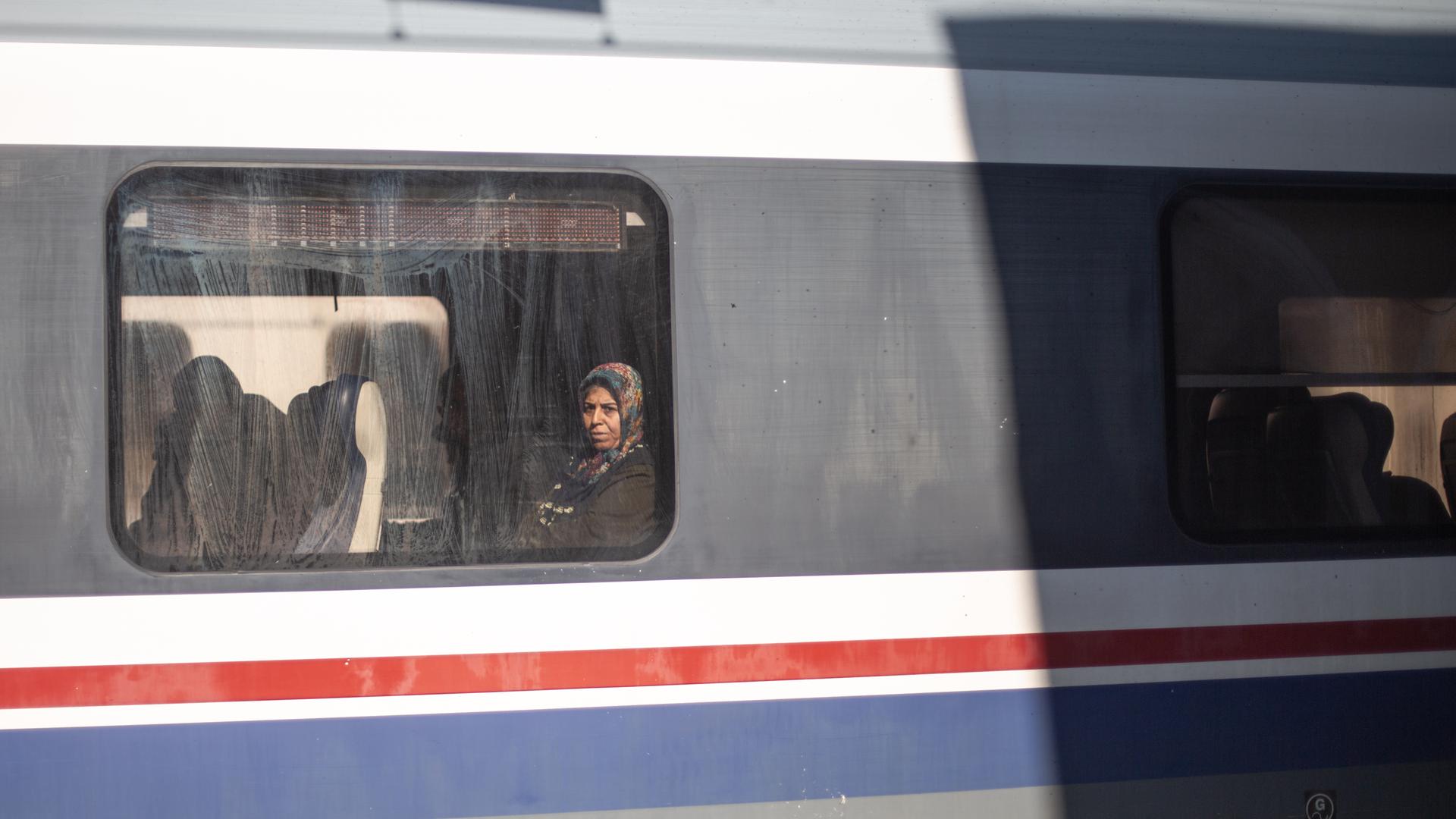 Eine türkische Frau nutzt einen Bahnhof als Unterschlupf, nachdem sie nach dem Erdbeben in der Türkei und in Syrien obdachlos geworden ist.