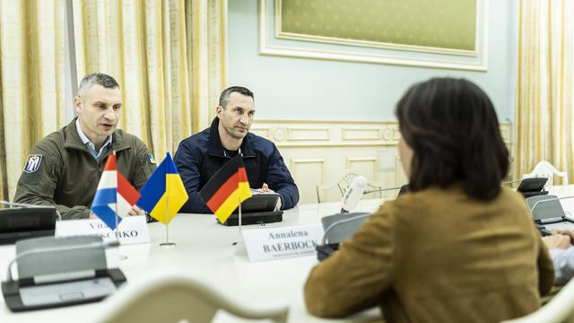 Bundesaußenministerin  Annalena Baerbock trifft Vitali Klitschko, Bürgermeister von Kiew, und seinen Bruder Wladimir Klitschko zu einem Gespräch 