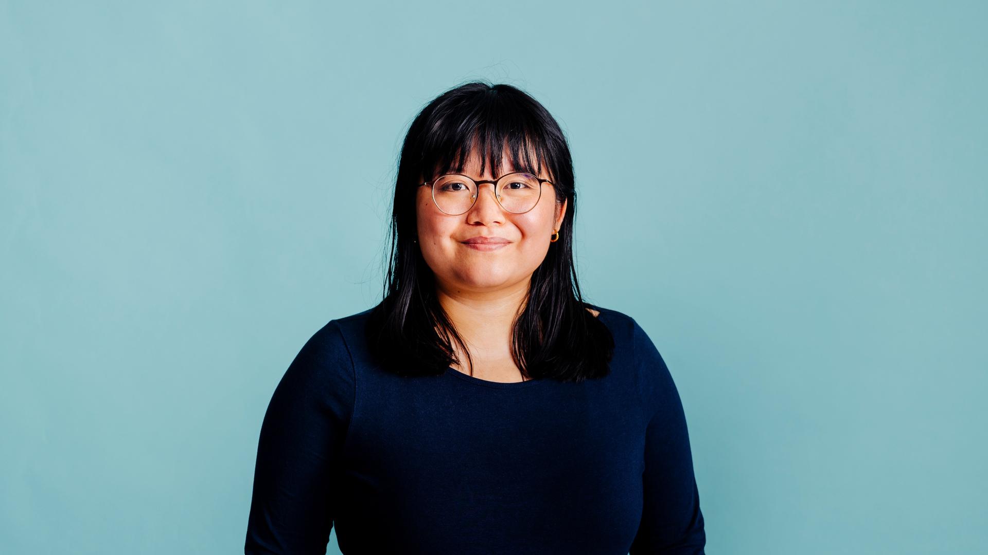 Die Journalistin und Host des Podcasts  "Der Rest ist Geschichte", Anh Tran, lächelt in die Kamera