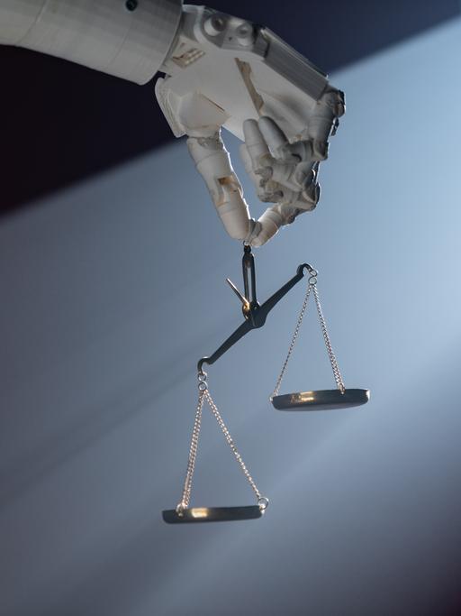 Grafik einer Roboterhand, die eine goldene Waage hält.