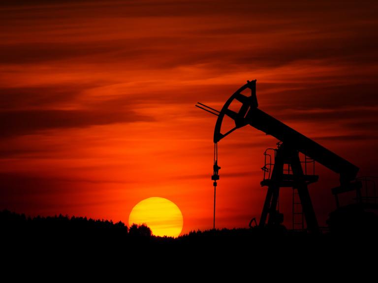 Bei der Recherche über die Ölindustrie in Mexiko entdecken zwei Journalisten eine Leiche. Zu sehen: Rot gefärbter Himmel bei untergehender Sonne. 