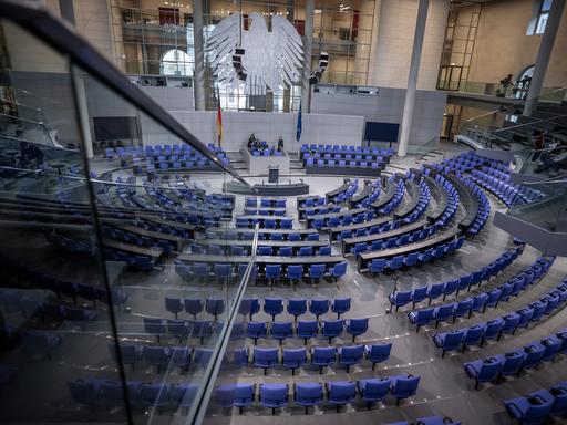 Blick in den leeren Plenarsaal im Deutschen Bundestag. 