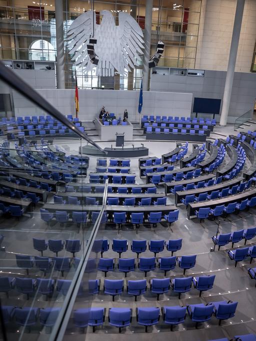 Blick in den leeren Plenarsaal im Deutschen Bundestag. 