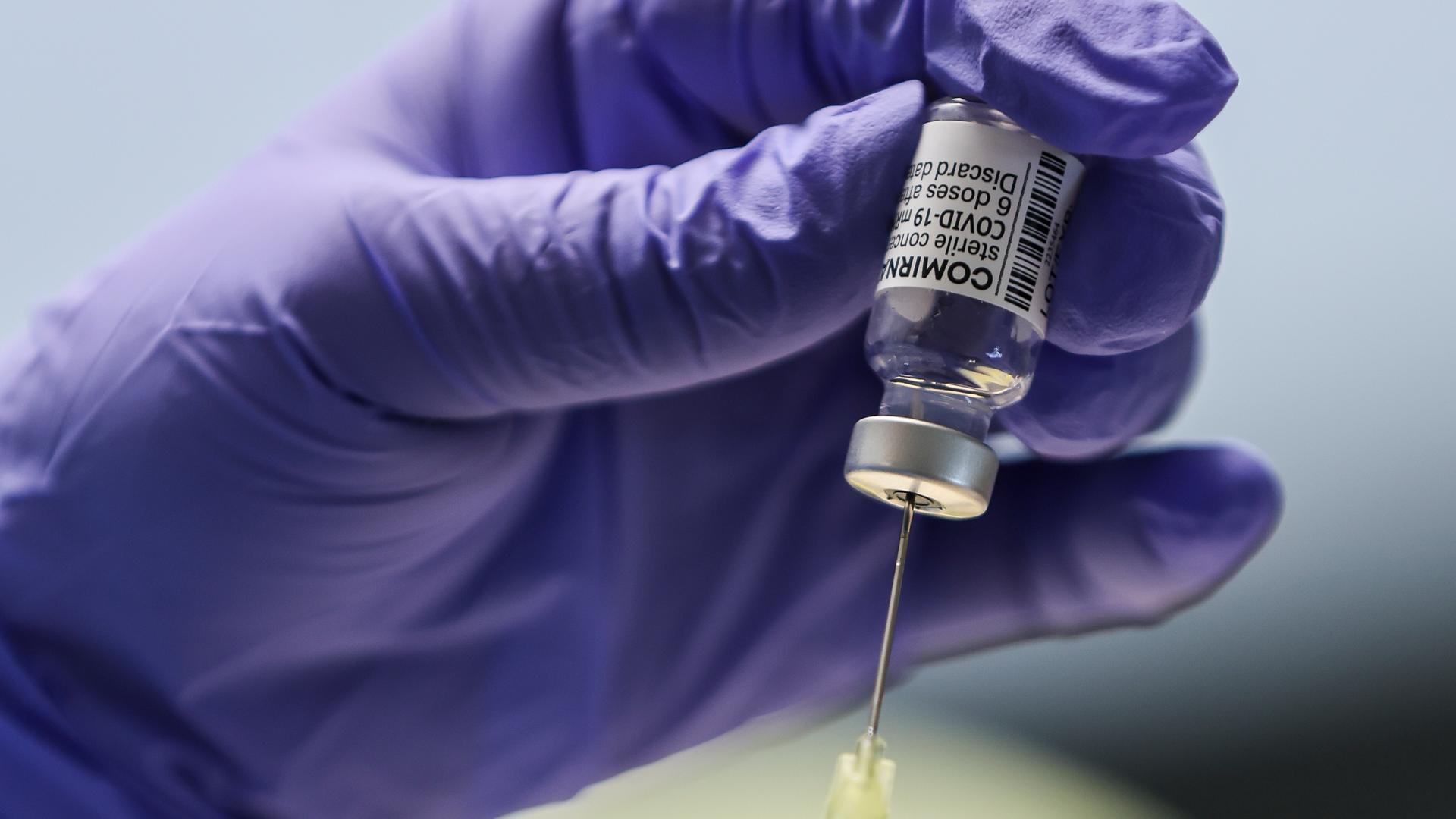 Der Impfstoff von Biontech/Pfizer wird aufgezogen Der Impfstoff von Biontech/Pfizer wird aufgezogen