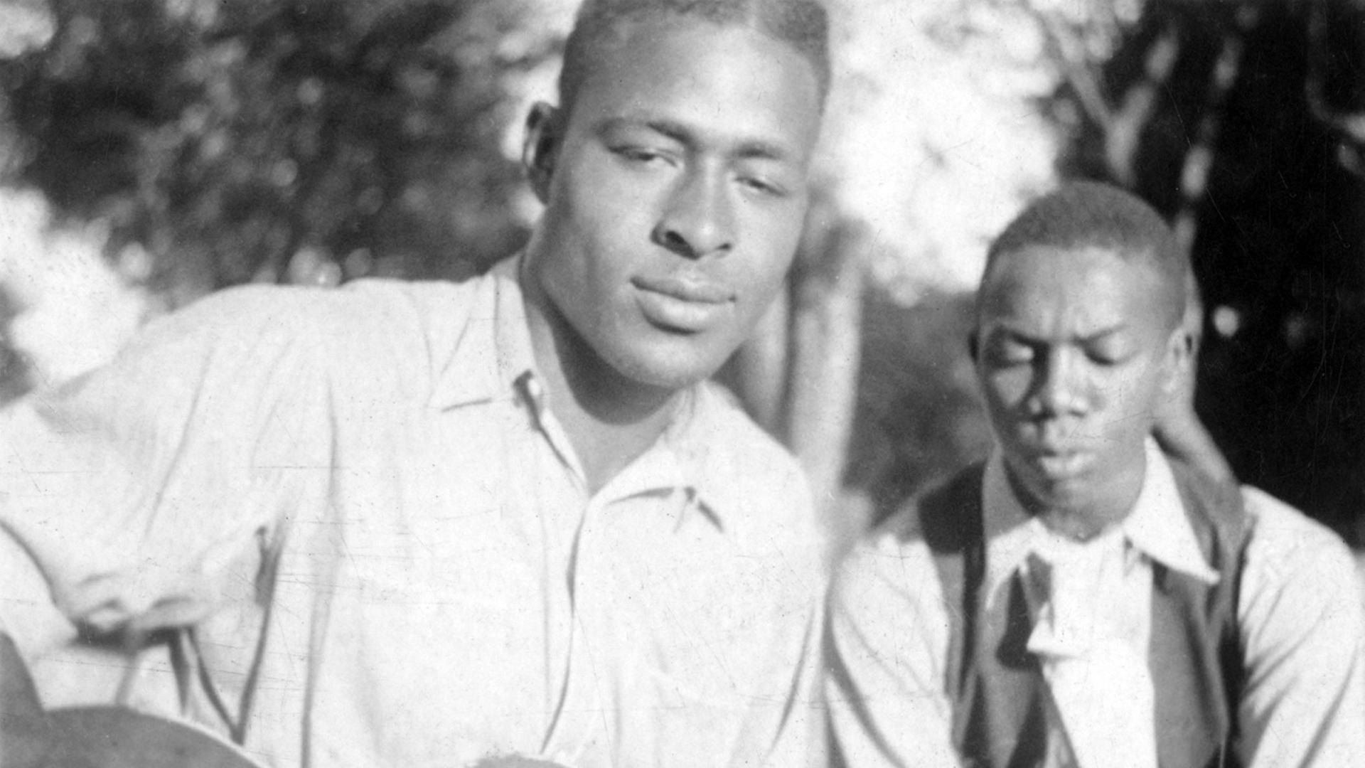 Die Bluesmusiker Gabriel Brown and Rochelle French aus Eatonville, Florida, auf einem Foto von Alan Lomax aus dem Jahr 1935. Einer der beiden spielt Akustikgitarre Die Bluesmusiker Gabriel Brown and Rochelle French aus Eatonville, Florida, auf einem Foto von Alan Lomax aus dem Jahr 1935. Einer der beiden spielt Akustikgitarre