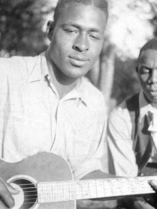 Die Bluesmusiker Gabriel Brown and Rochelle French aus Eatonville, Florida, auf einem Foto von Alan Lomax aus dem Jahr 1935. Einer der beiden spielt Akustikgitarre
